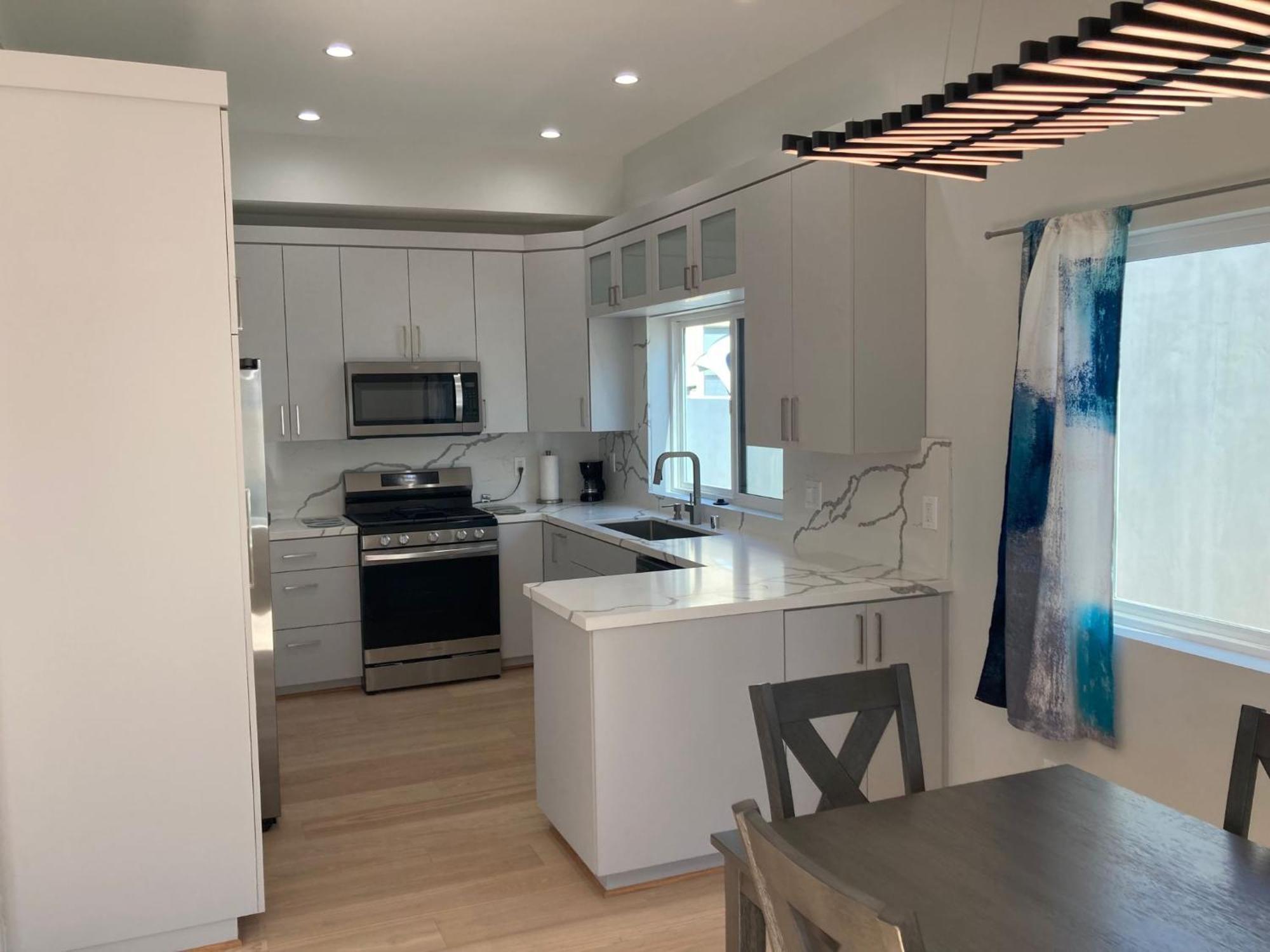 Newly Constructed 2 Bedroom By La Cienega Plaza With Parking, Modern Kitchen, Washer Dryer And Very To Attractions Apartment *