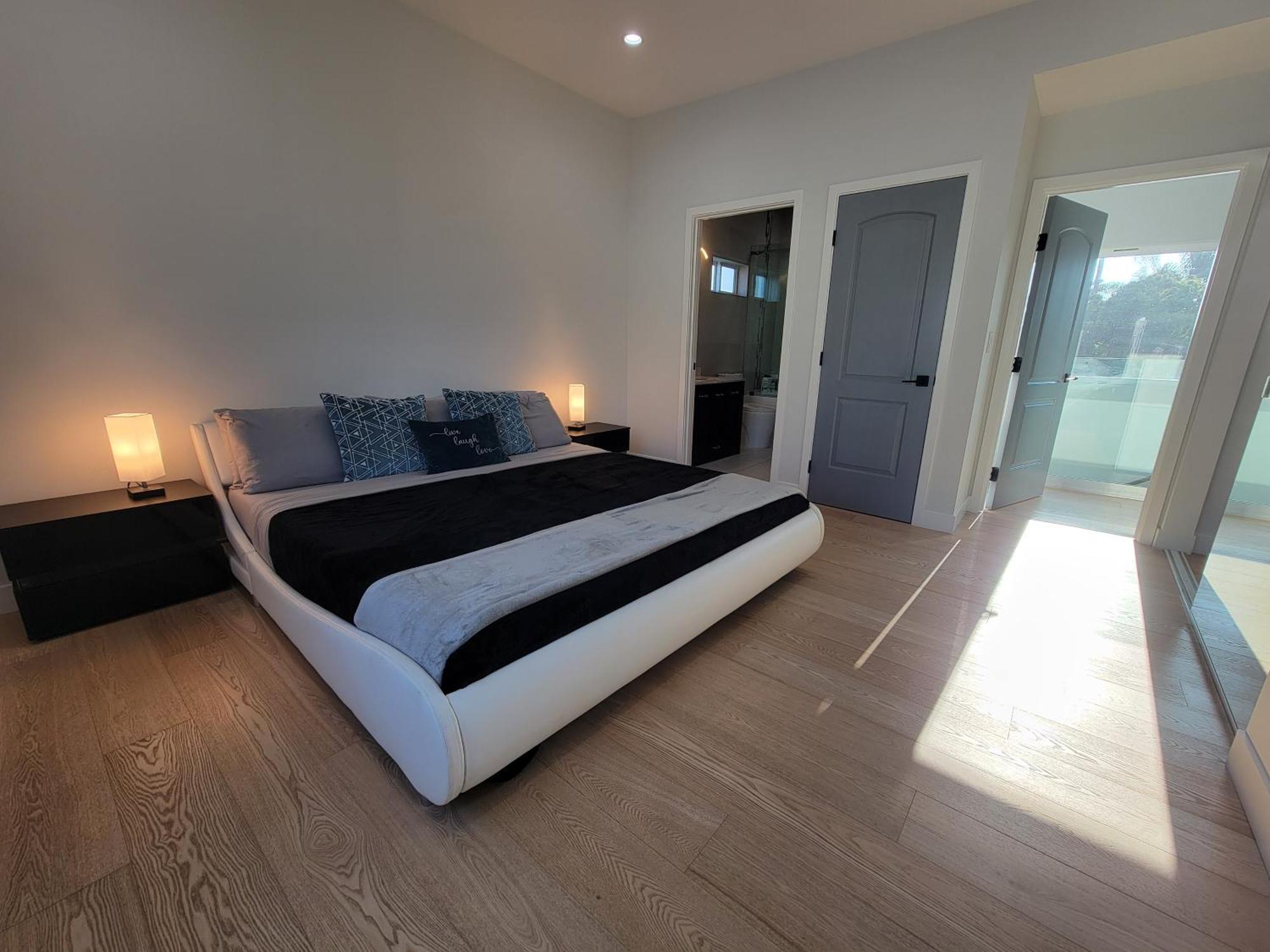 Newly Constructed 2 Bedroom By La Cienega Plaza With Parking, Modern Kitchen, Washer Dryer And Very To Attractions * Los Angeles