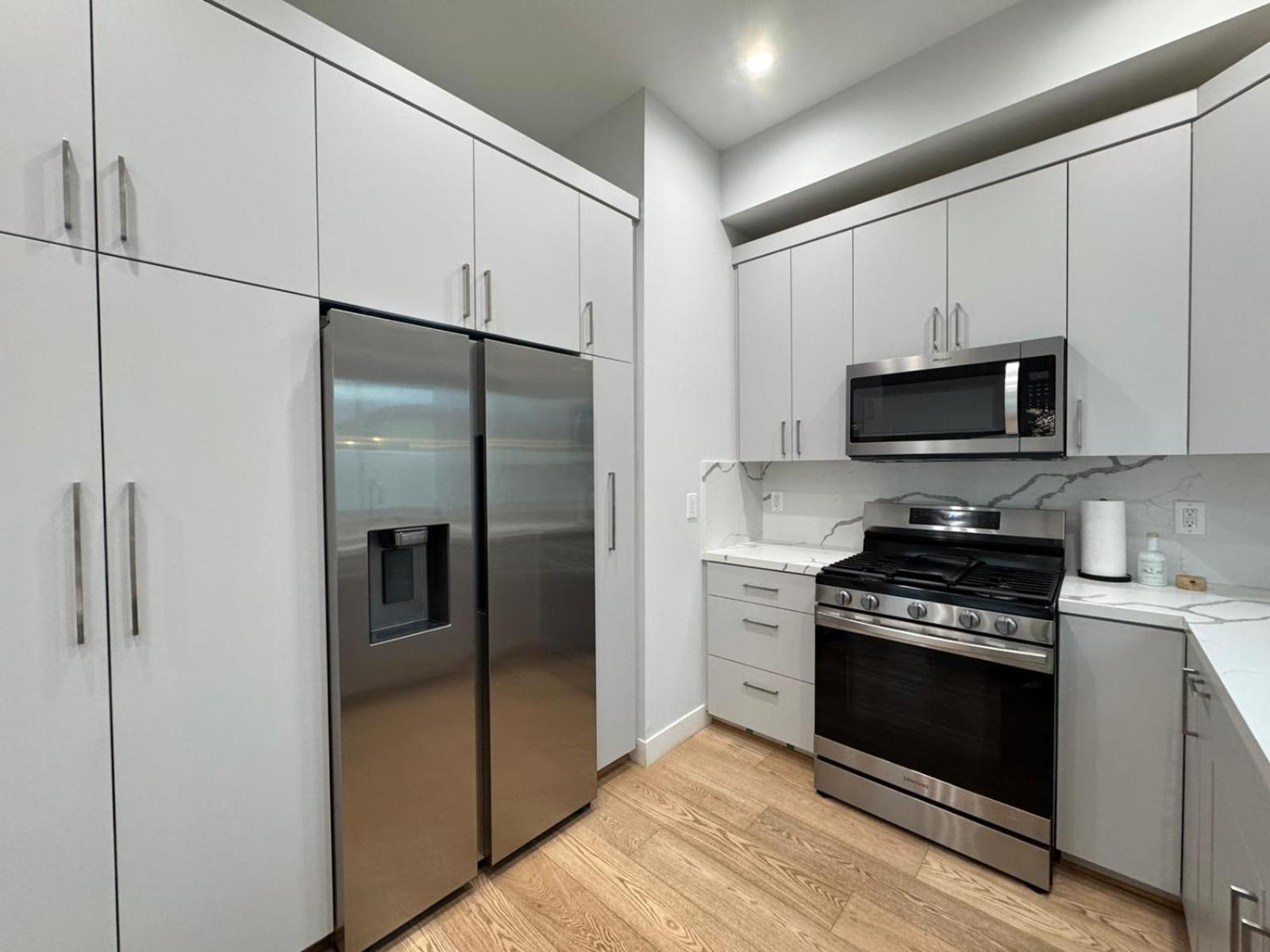 Newly Constructed 2 Bedroom By La Cienega Plaza With Parking, Modern Kitchen, Washer Dryer And Very To Attractions Apartment