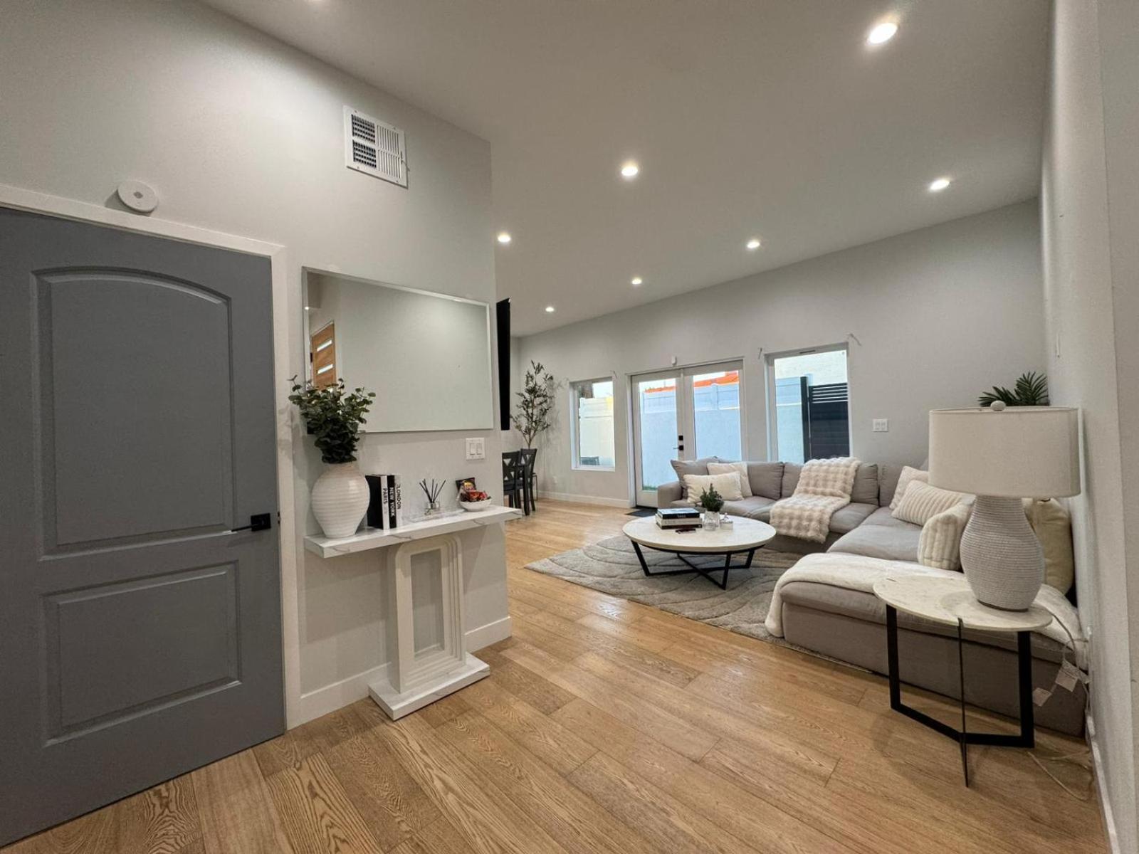 Newly Constructed 2 Bedroom By La Cienega Plaza With Parking, Modern Kitchen, Washer Dryer And Very To Attractions * Los Angeles